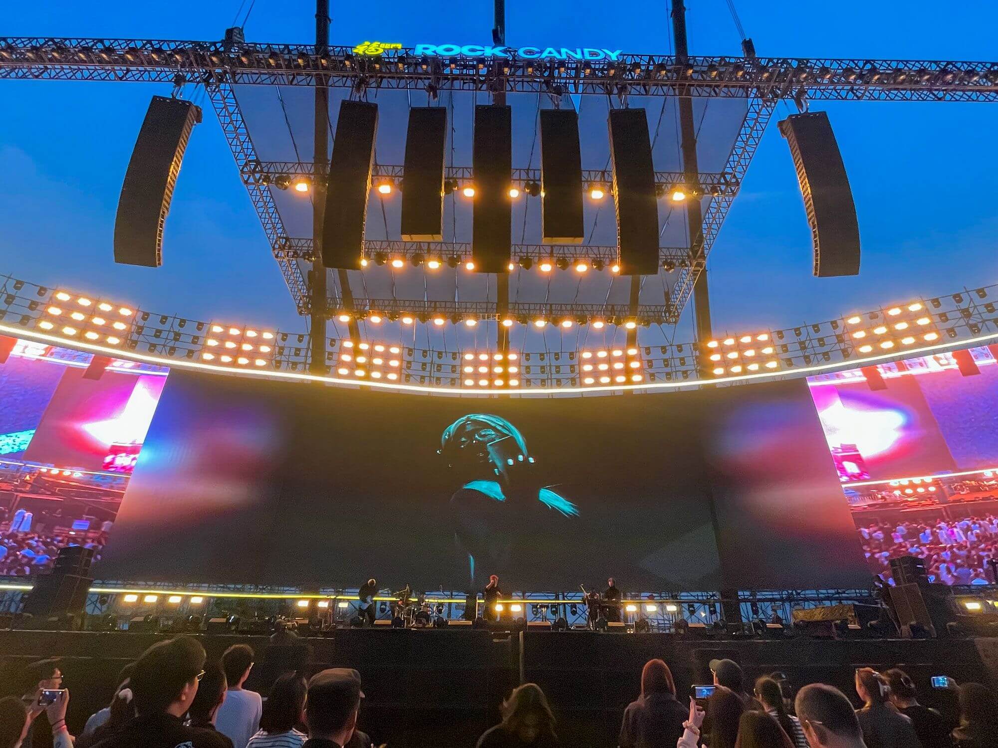 Sandy audio speakers in Live event